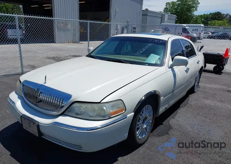 2006 Lincoln Town Car Designer Series from USA, damaged, VIN 1LNHM83V36Y614849